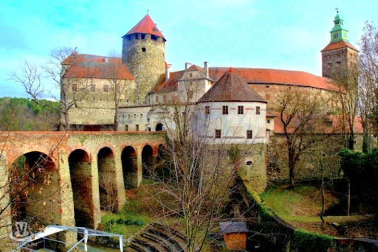 Száz év Burgenland kiállítás Szalonak várában